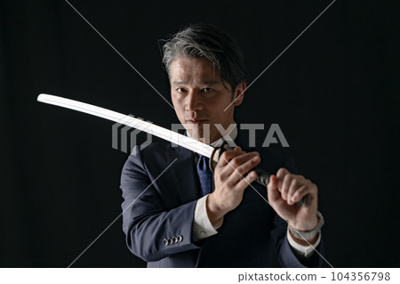 一個拿著劍的男人商人 104356798