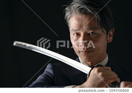 一個拿著劍的男人商人 104356800