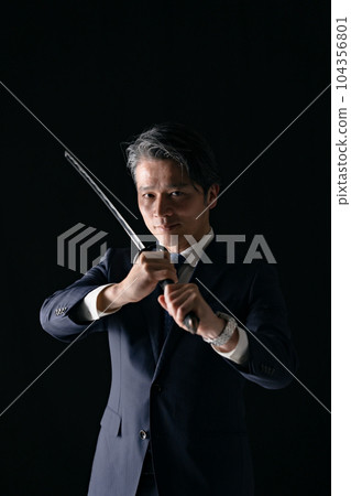 一個拿著劍的男人商人 104356801