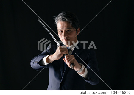 一個拿著劍的男人商人 104356802
