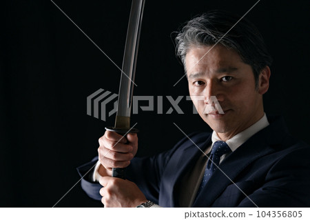 一個拿著劍的男人商人 104356805
