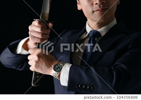 一個拿著劍的男人商人 104356806