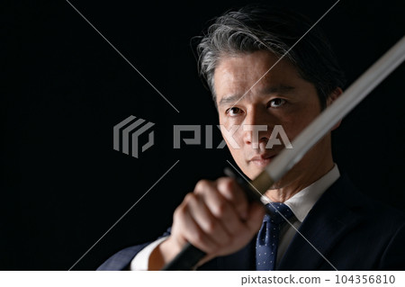 一個拿著劍的男人商人 104356810