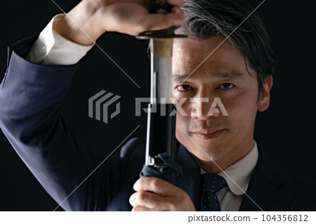 一個拿著劍的男人商人 104356812