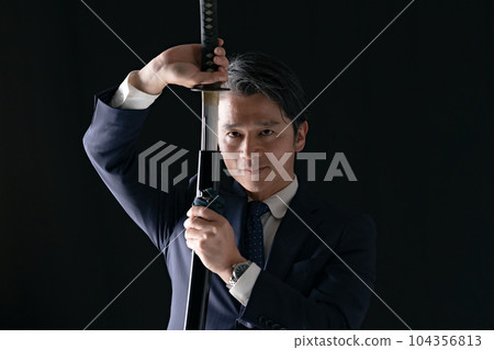 一個拿著劍的男人商人 104356813