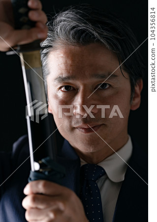 一個拿著劍的男人商人 104356814