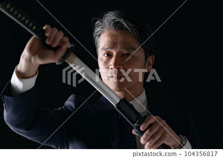 一個拿著劍的男人商人 104356817