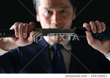 一個拿著劍的男人商人 104356821