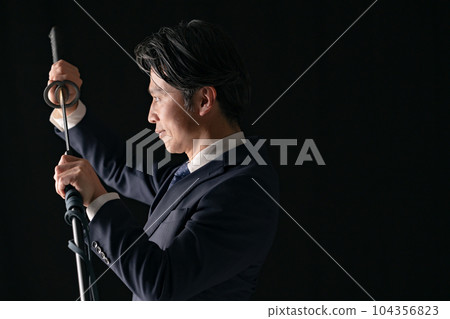 一個拿著劍的男人商人 104356823