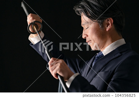 一個拿著劍的男人商人 104356825