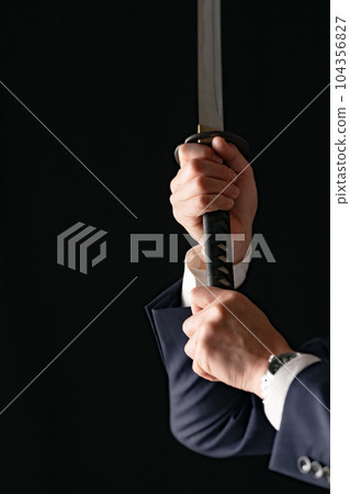 一個拿著劍的男人商人 104356827