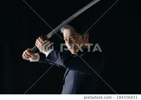 一個拿著劍的男人商人 104356831