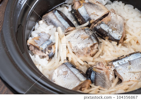秋刀魚和薑一起煮的飯。 秋刀魚和薑一起煮的飯。 104356867