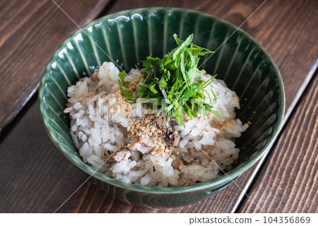 秋刀魚煮飯。上面撒上紫蘇葉和芝麻。 104356869