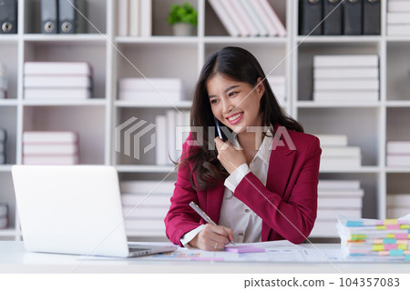 Professional analysis of business people and marketing strategy planning in the accounting workplace 104357083