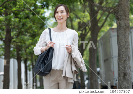 商務夏季女性肖像 104357507