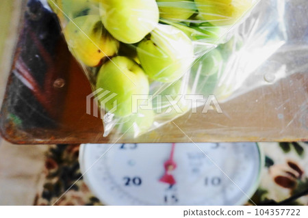 袋裝青李子在秤上稱重 104357722