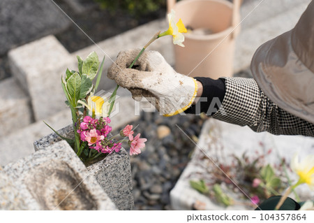 一位老婦人為墳墓獻花 104357864