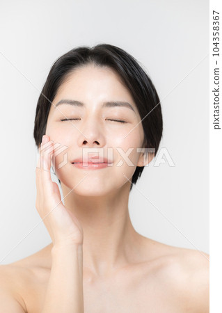 裸露皮膚的美容形象，如眼睛和臉頰的保濕和乾燥 104358367