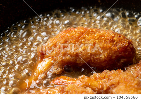 剩下的油炸食品（炸蝦）改造烹飪場景。在煎鍋中加入高湯煮沸，使雞蛋粘在一起。 104358560