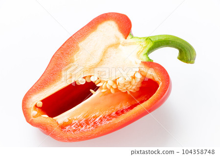 紅辣椒的橫截面切成兩半。 （白色背景） 104358748