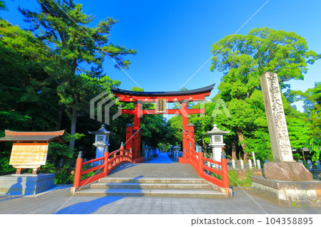 [Fukui Prefecture] Great torii of Kehi Jingu Shrine on sunny Hokuriku Road 104358895