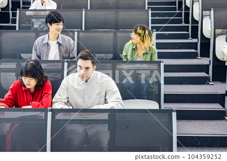 多國學生團體在禮堂上課 多國學生團體在禮堂上課 104359252