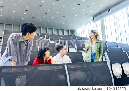 一群跨國學生在教室裡交談 一群跨國學生在教室裡交談 104359253