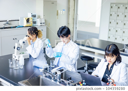 多國研究人員小組在實驗室進行實驗 104359280