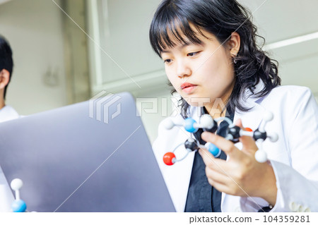 多國研究人員小組在實驗室進行實驗 104359281