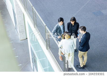 跨國商業集團在大堂交談 鳥瞰角度 104359301
