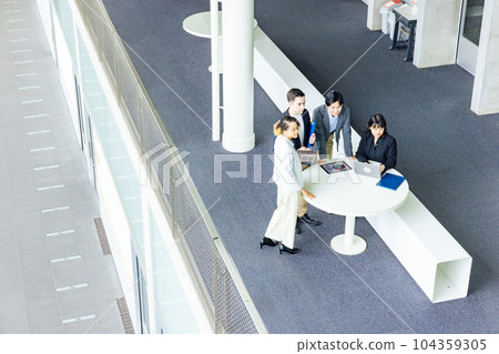 跨國商業集團在大堂交談 鳥瞰角度 104359305