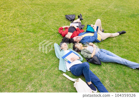 躺在草坪上仰望天空的多國人民 104359326