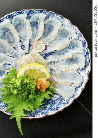 切成薄片的比目魚放在盤子上 切成薄片的比目魚放在盤子上 104359656