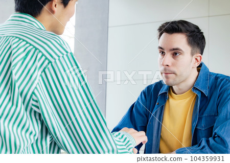 一個男人和一個外國男人說話 一個男人和一個外國男人說話 104359931