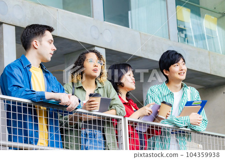 微笑的多民族學生團體 104359938