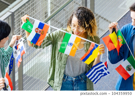 有彩旗的多民族人 有彩旗的多民族人 104359950