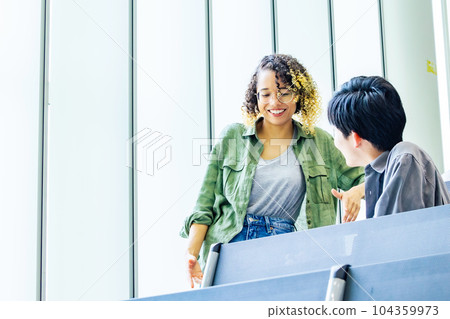 一群跨國學生在教室裡交談 104359973