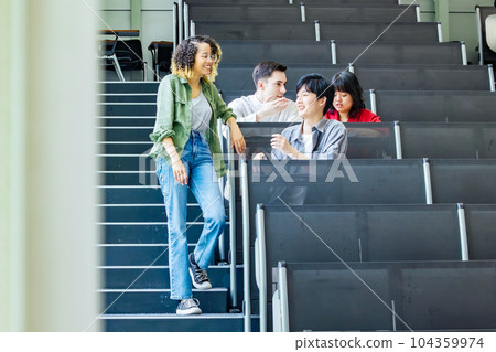 一群跨國學生在教室裡交談 104359974