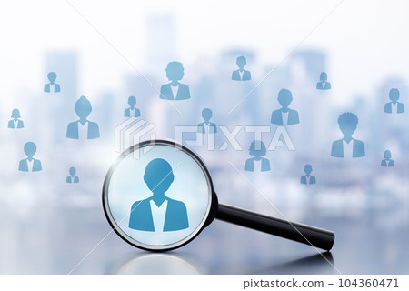 聘請頂尖人才。招聘和招聘形象。建築物背景上的放大鏡和許多人物圖標。 104360471