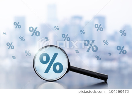 檢查利息、股息、稅率等的圖像。建築物背景上的放大鏡和許多百分比標記。 104360473
