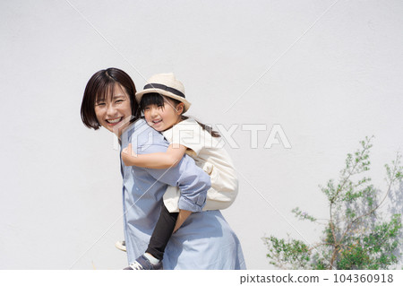 父母和孩子背著騎車的照片 104360918