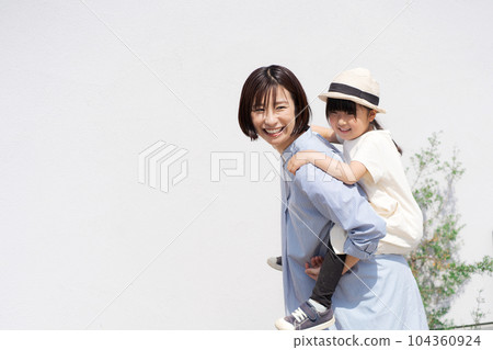 父母和孩子背著騎車的照片 父母和孩子背著騎車的照片 104360924