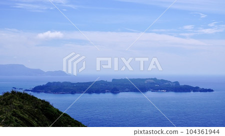 Shikinejima seen from Niijima's Ishiyama trekking course Shikinejima seen from Niijima's Ishiyama trekking course 104361944