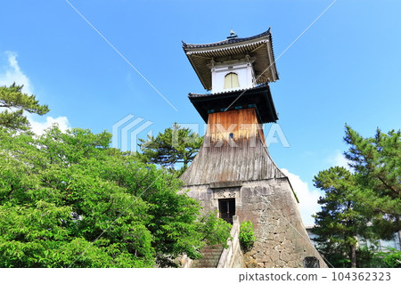 [Kagawa Prefecture] Japan's tallest lantern (high lantern) towering under the fine weather 104362323