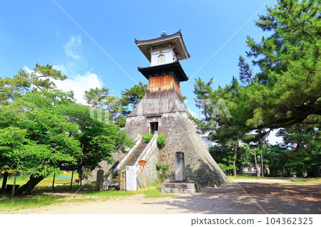 [Kagawa Prefecture] Japan's tallest lantern (high lantern) towering under the fine weather 104362325