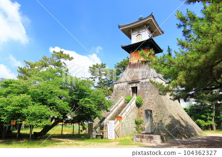 [Kagawa Prefecture] Japan's tallest lantern (high lantern) towering under the fine weather 104362327