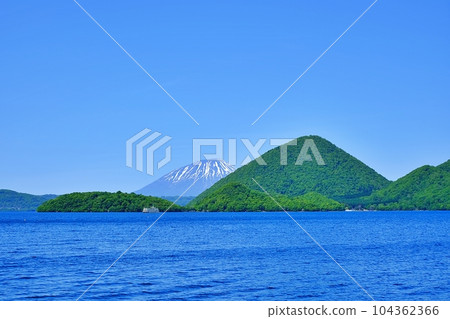 北海道洞爺湖中島和羊蹄山風景 104362366