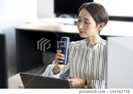 女人在辦公室用我的瓶子 104362748