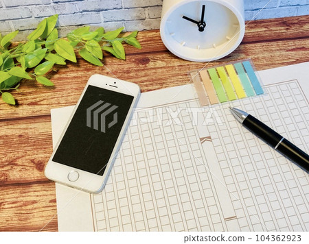 手稿紙和智能手機(使用 ChatGPT 撰寫、論文、報告創建) 手稿紙和智能手機(使用 ChatGPT 撰寫、論文、報告創建) 104362923